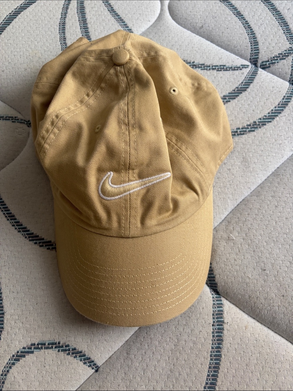 Nike Men’s Tan Embroidered Swoosh Baseball Cap